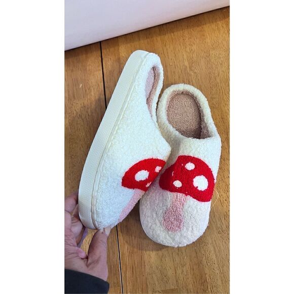 MUSHROOM FUZZY FLEECE SLIPPERS WHITE/RED WOMENS SIZE 9 - Picture 5 of 8
